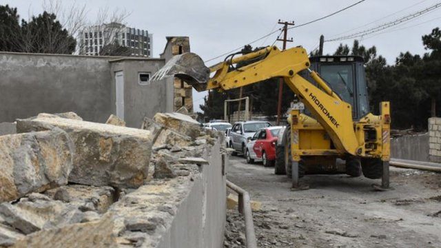 Bakıda qanunsuz tikili və hasarlar sökülür - FOTOLAR