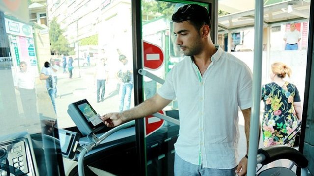 Daha bir marşrut xətti üzrə avtobuslarda gediş haqqı kartla olacaq