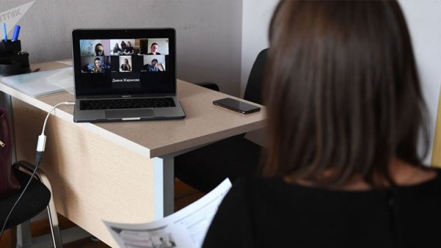 Kollec direktoru tələbəni ədəbsiz sözlərlə təhqir etdi - VİDEO