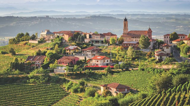 Bu qəsəbəyə köçənlərə 10 min dollar vəd edilir - FOTO