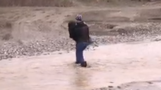 Bu kənddə şagirdlər məktəbə getmək üçün çayın içindən keçir - VİDEO