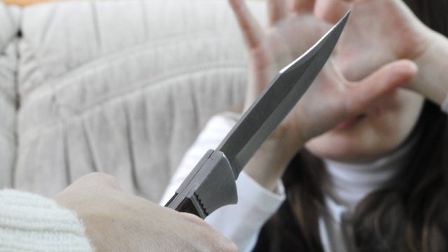 Ər iki dostu ilə birlikdə keçmiş arvadını bıçaqladı