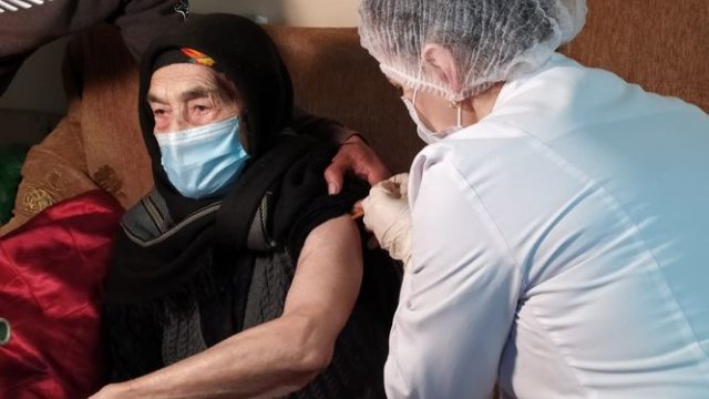101 yaşlı İsmayıllı sakini koronavirusa qarşı peyvənd olunub - FOTO