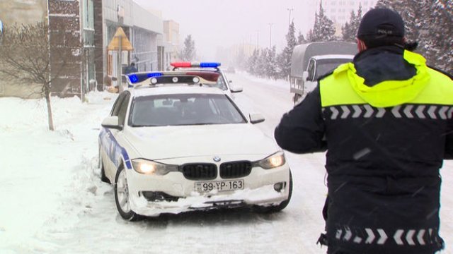 Polis köməksiz vəziyyətdə qalan sürücü və sərnişinlərə kömək etdi - FOTO