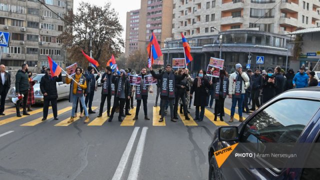 Yerevanda etirazçılar yolları bağladı - VİDEO