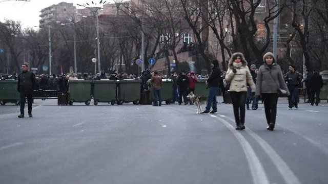 İrəvanda parlament binası qarşısında barrikadalar qurulub