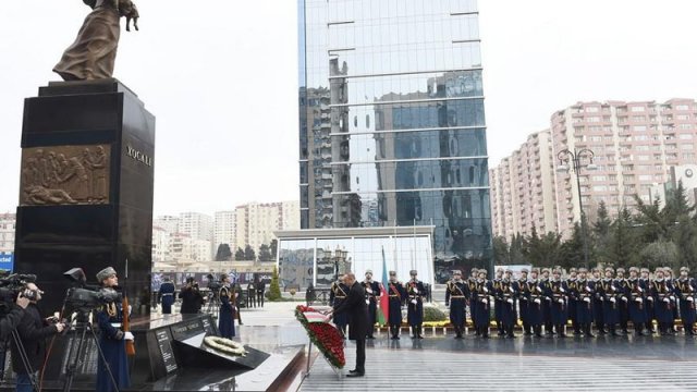 İlham Əliyev və xanımı “Ana harayı” abidəsini ziyarət etdi - VİDEO