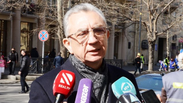 Eldar Əzizov küçələrin qardan gec təmizlənməsinin səbəbini açıqladı - VİDEO
