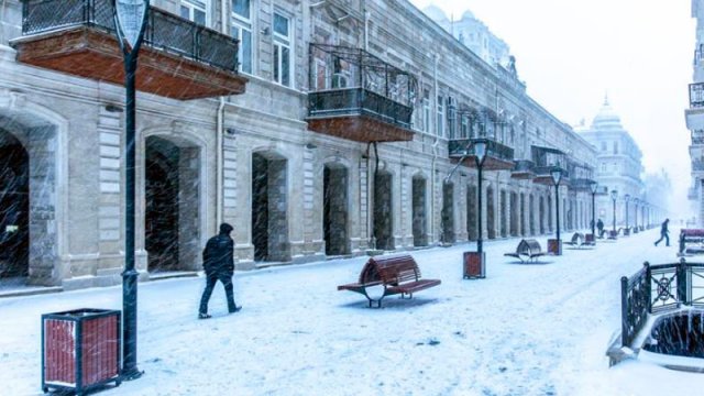 Bir neçə günlük soyuq Bakının “ayıblarını” üzə çıxardı: “Normal idarəetmə belə qurulmur”