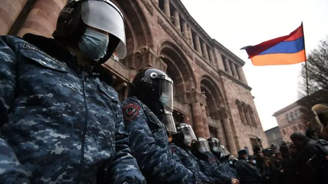 Ermənistanda müxalifət tərəfdarları hökumət binasına girdi