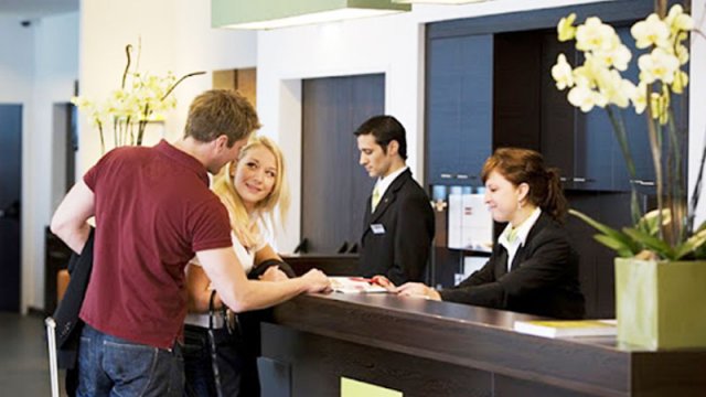 Məşhur hoteldə qəribə prosedur: nikahsız cütlüklər nahar edə bilməz