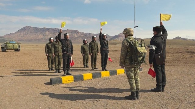 Zirehli döyüş maşınlarının heyətləri ilə döyüş atışlı məşğələlər keçirilir - VİDEO