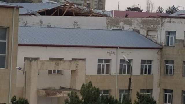 Bakıda güclü külək orta məktəbin dam örtüyünü uçurdu - VİDEO