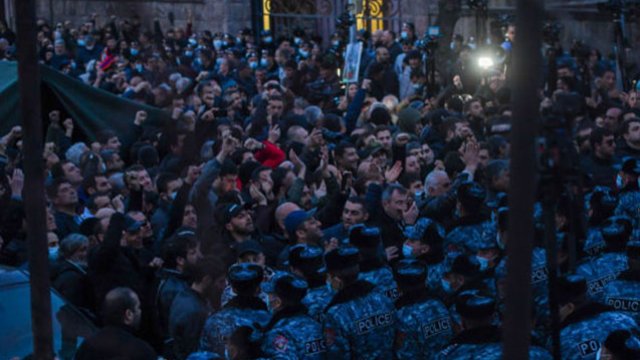 Yerevanda parlament binası qarşısında çadırlar quruldu - FOTOLAR