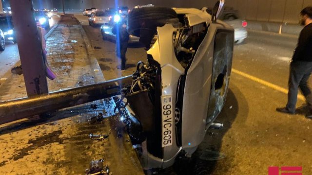 Bakıda yüksək sürətlə tunelə girən avtomobil aşdı, tıxac yarandı- FOTOLAR