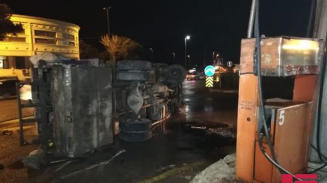 İcra Hakimiyyətinə məxsus yük maşını aşdı - FOTO