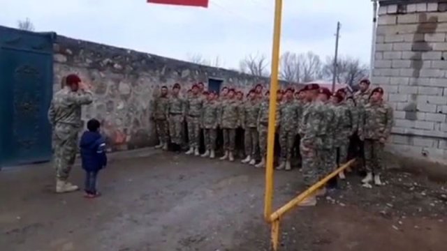 Şəxsi heyət şəhid komandirin övladının ziyarətinə getdi - FOTO/VİDEO