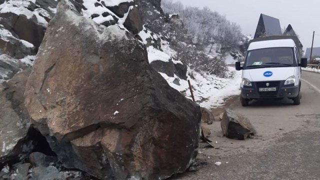 İri qaya parçası Gəncə-Daşkəsən yolunu bağladı - FOTOLAR