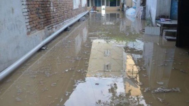 Xətaidə istilik xəttində sızıntı baş verdi - Evləri su basdı