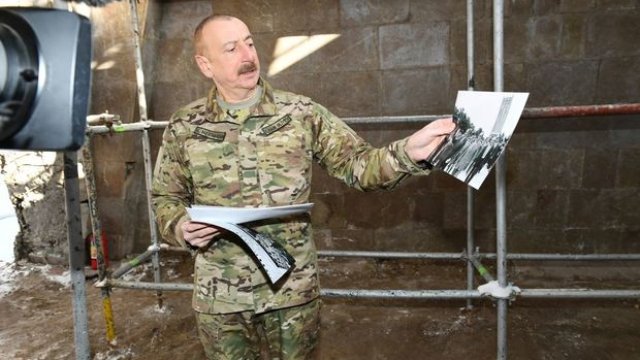 İlham Əliyev 39 il əvvəl atasının Şuşada çəkdirdiyi şəkli göstərdi -xa0FOTOREPORTAJ