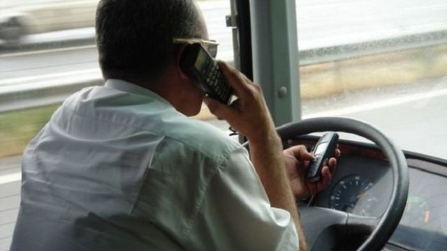 Sürücüsü telefonla danışdı, rəhbərinə xəbərdarlıq olundu