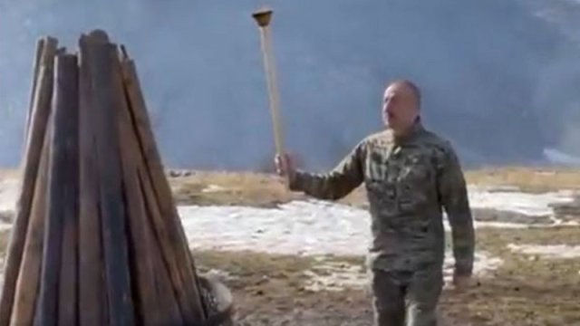 İlham Əliyev Cıdır düzündə Novruz tonqalı yandırdı - VİDEO