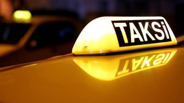 Bakıda 44 min manatı taksidə unutdu, sürücü avtomobili şirkətə təhvil verib yoxa çıxdı