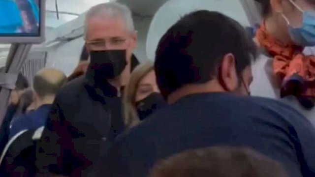 Azərbaycanlı nazirin təyyarədəki bu görüntüləri gündəm yaratdı (VİDEO)