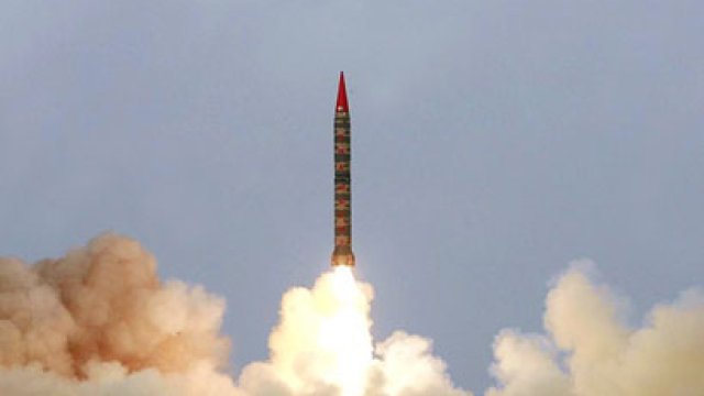 Pakistan nüvə başlığı daşıya bilən ballistik raketi sınaqdan keçirdi