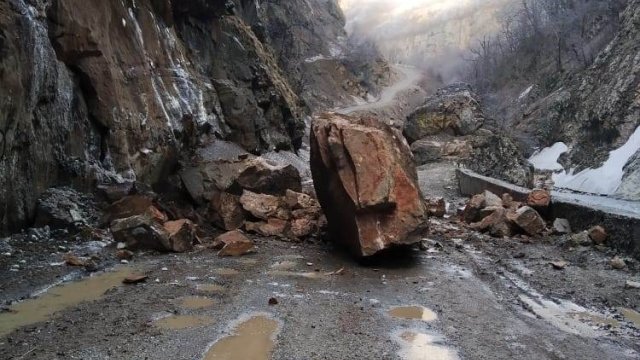Quba-Xınalıq yoluna 10 tonluq qaya parçası düşdü - FOTO