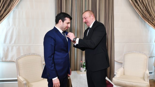 İlham Əliyev Selçuk Bayraktara “Qarabağ” ordeni verdi - FOTO