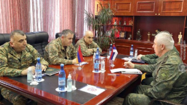 Ermənistanda Rusiya bayrağına hörmətsizlik etdilər - FOTO