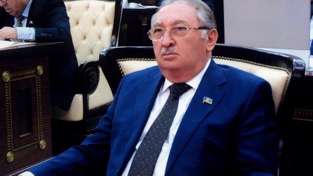 Keçmiş deputatla bələdiyyə üzvü arasında məhkəmə çəkişməsi başladı