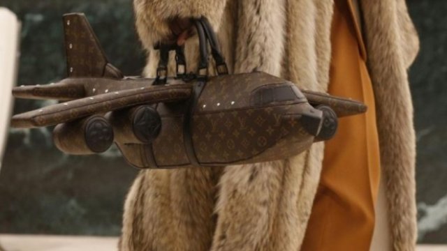 Təyyarə formalı çanta 66 minə satılır - FOTOLAR