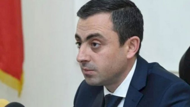 Paşinyan müxalif siyasətçinin ölkədən çıxmasına imkan vermir