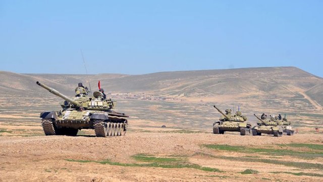 Tank bölmələrinin intensiv döyüş hazırlığı məşğələləri keçirilir - VİDEO
