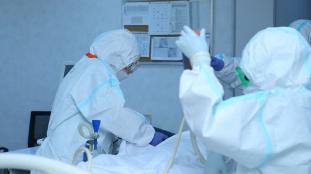 Məktəb direktoru koronavirusa yoluxdu