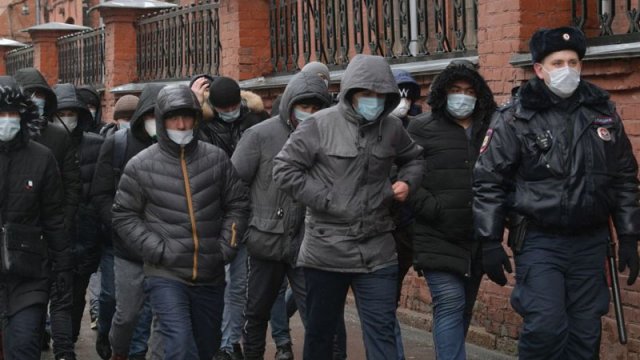61 min erməni, 120 min azərbaycanlı: Rusiya miqrantları ölkədən çıxarır - ŞƏRH