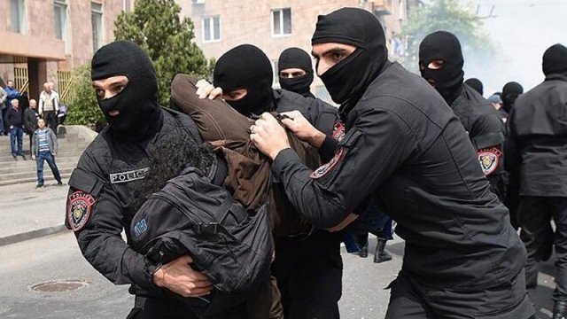 Ermənistanda maşın partladıldı, atışma oldu: ölənlər var