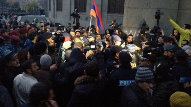 İrəvanda polislə etirazçılar arasında qarşıdurma: saxlanılanlar var