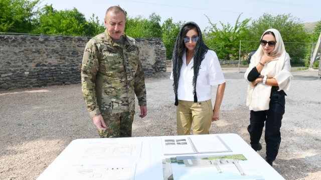 Prezident və birinci xanım Zəngilan məscidinin divarına daş hördülər - FOTO