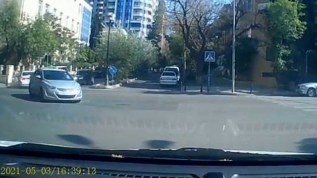 Bakıda ana və iki uşağı qəzadan son anda xilas oldu - ANBAAN VİDEO