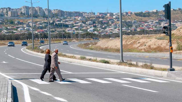 Bakıda daha bir yolda piyada keçidi təşkil edildi - FOTO