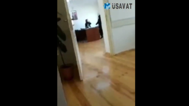 Məktəb direktorunun otağında qalmaqallı görüntü: Rüşvət ittihamı - VİDEO