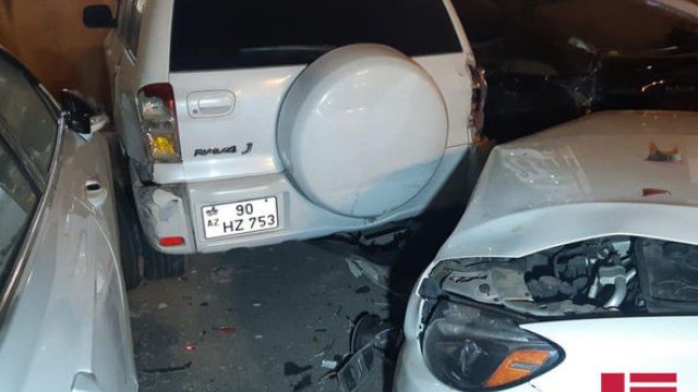 Bakıda zəncirvari qəza: Yeddi avtomobil bir-birinə çırpıldı, xəsarət alan var – FOTO