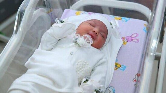 Azərbaycanda ŞOK: Həkimlər qızı olan anaya oğlan uşağı verib yola salıblar - FOTO