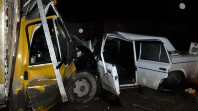 Cəlilabadda minik və yük avtomobilləri toqquşdu