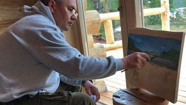 Sergey Şoyqunun əl işləri hərracda satıldı