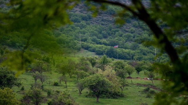 Azərbaycan əsgəri Xocavənddəki erməniləri “separatçı bayrağı”nı çıxarmağa MƏCBUR ETDİ
