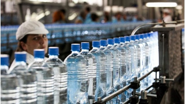 “Borjomi”nin işçilərinin tətili edir, zavod ləngimələrlə üzləşib